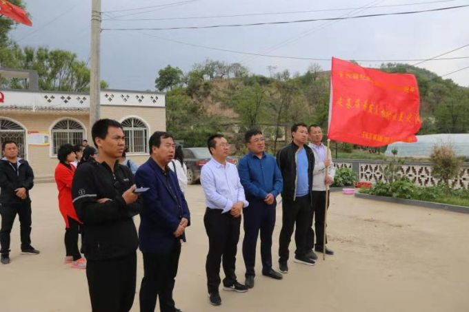 子长县委宣传部副部长、通讯组长、微电影《敲门》的总策划拓乃章(左三)深入扶贫一线搜集素材。