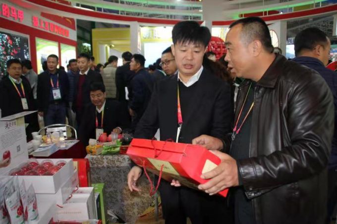 子长县副县长李茂胜(左一)在子长农副特色展示会上了解情况(1)